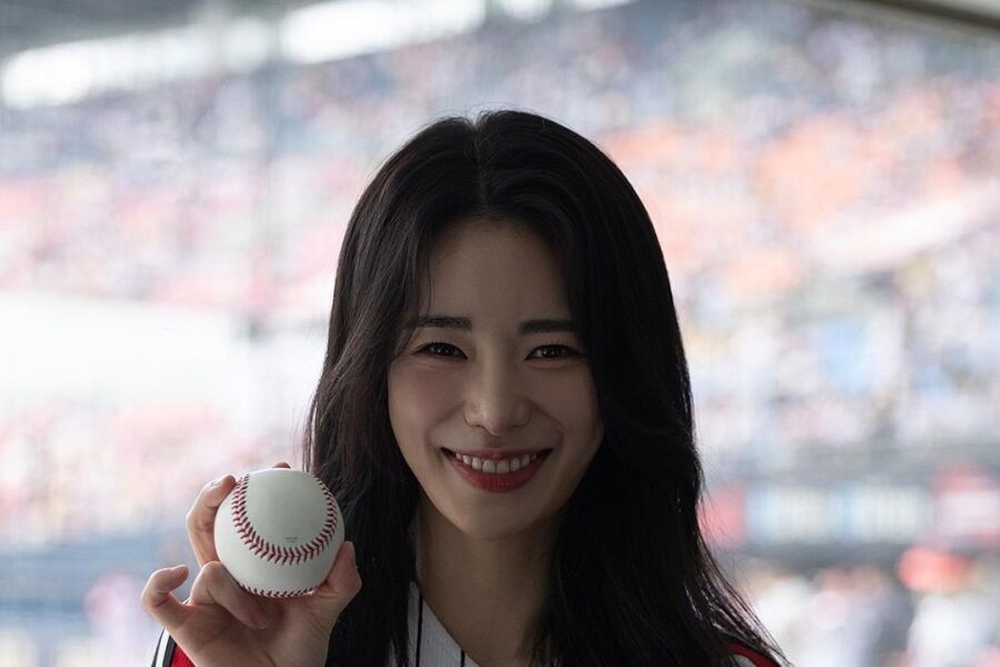 Yeonjin threw the first pitch