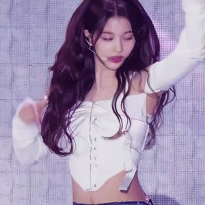 Thin waist belly button nemix Seolyoon on the middle zipper