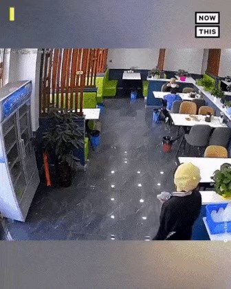 The ending gif of Chinese Jammin who runs away with nothing
