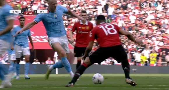 Manchester City vs. Manchester United. What is this? Manchester City almost scored an additional goal Shaking