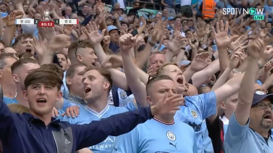 (SOUND)Manchester City fans and Manchester United fans who can see joy and sorrow in Manchester City vs Manchester United's expression [Laughing] [Laughing]