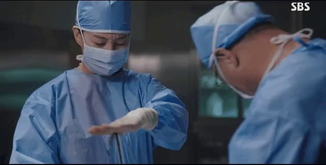 Dr. Romantic, Dr. Romantic, 3rd surgery. Everyone was shocked by the bleeding scene