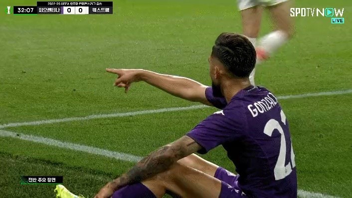 Fiorentina vs West Ham Water Bottle Throwing Different Scenes