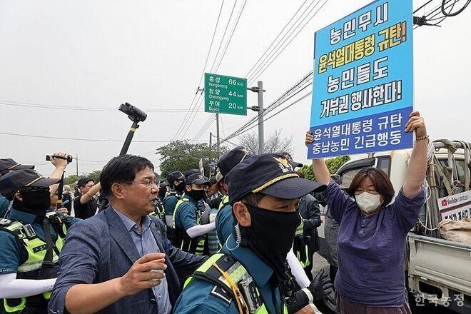 Farmers' protest 600m away from Yoon Suk Yeol's rice planting event