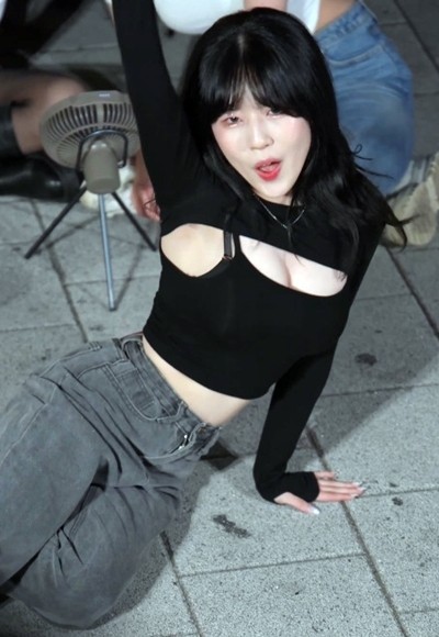 Black sleeveless chest bone dance team Clark Jieun Hongdae busking