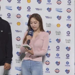 Announcer Kim Seyeon's skinny jeans body