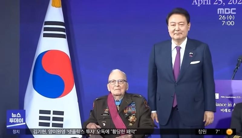 U.S. Korean War veteran's expression taking pictures with South Korean president