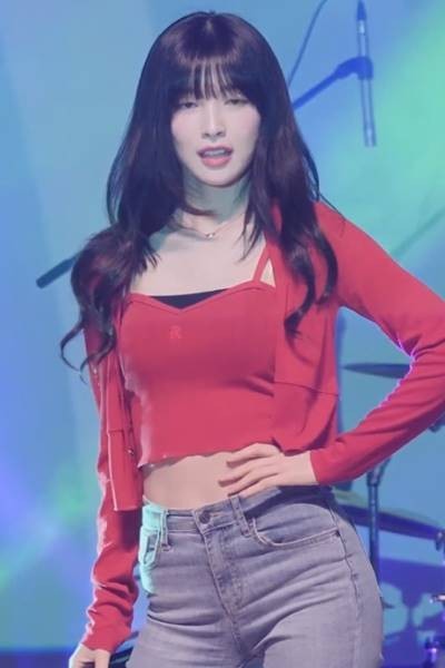 See-through red sleeveless jeans fit OH MY GIRL ARIN
