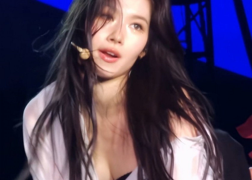 TWICE's sexy SANA's solo stage ending