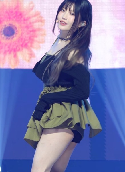 White underpants. Fromis_9 Song Hayoung