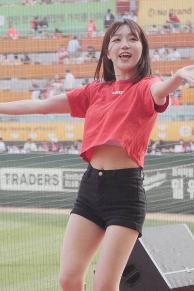 Lee Juhee, cheerleader, red cropped T-shirt
