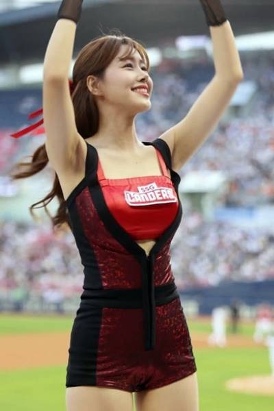 Kim Do-ah, cheerleader, slightly bent chest bone