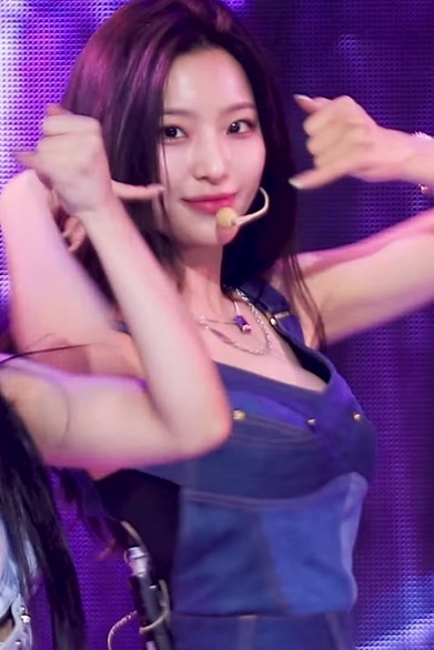 Fromis_9's Lee Saerom with a slight gap