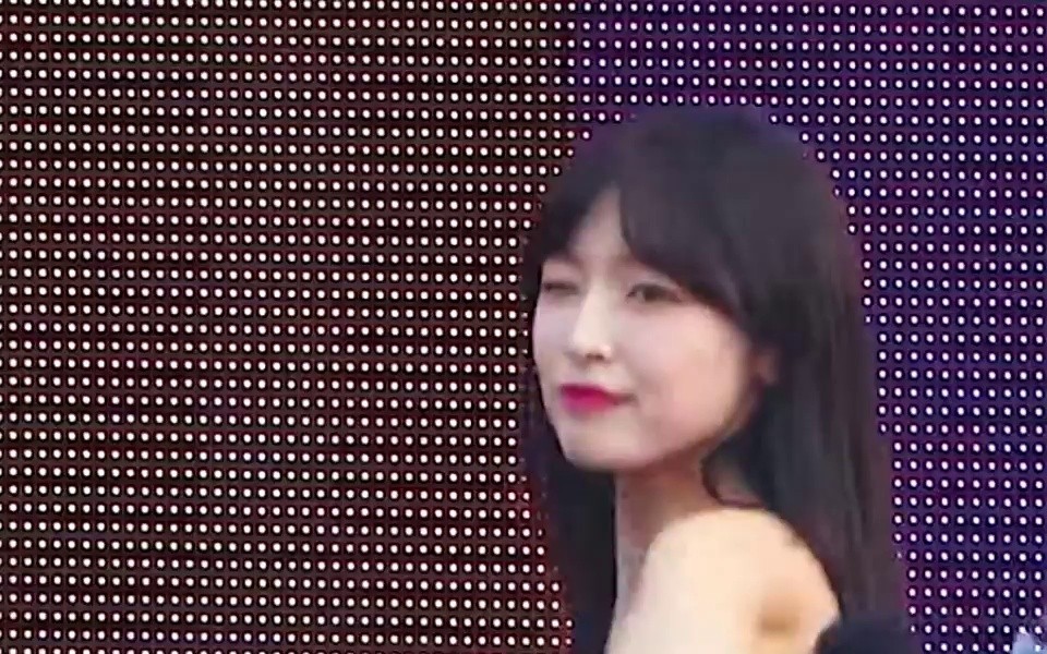 OH MY GIRL's water bomb. OH MY GIRL's Arin's butt