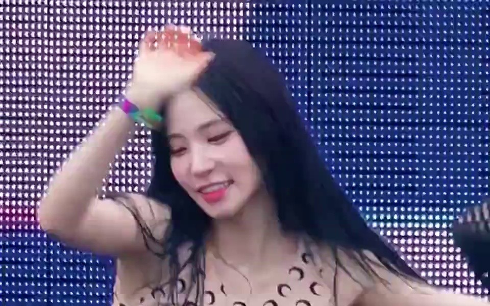 Guitar Waterbomb stage. BB's younger sister, Triple S. Kim Nagyung