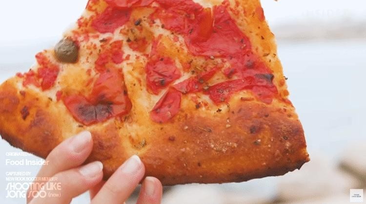 Tomato pizza that you like or dislike. GIF