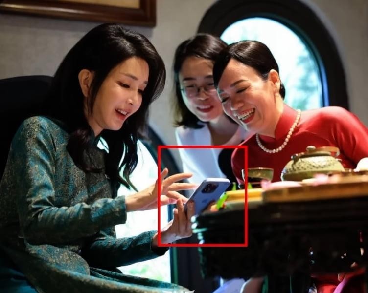 First Lady of Korea Cell Phone
