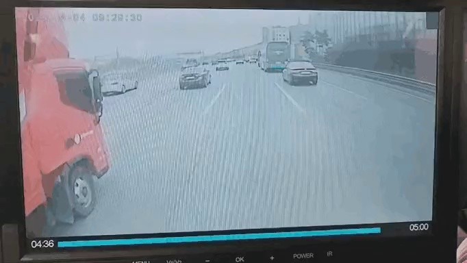Traffic accident gif claiming 73 by the other insurance company
