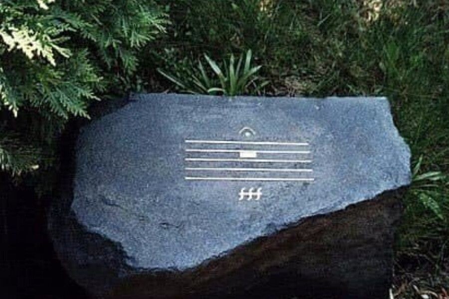 the name of a composer's tombstone