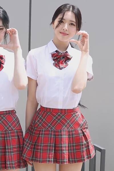 "Knowing Bros with School Uniform Fit" ITZY Yuna on the way to