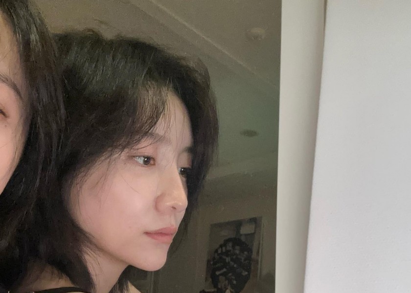 Actor Park Jihyun, the wife of a rich family, took a selfie with short hair