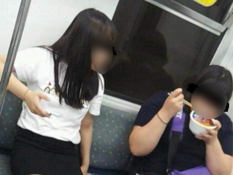 Cup ramen girl on Busan Line 1 in Gyeongsang-do.jpg