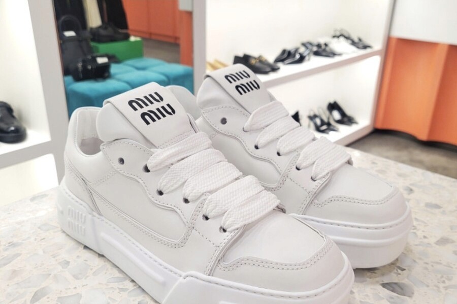 Sneakers that are popular among female elementary school students these days
