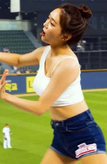 Cropped white sleeveless bent chest bone Lee Juhee cheerleader