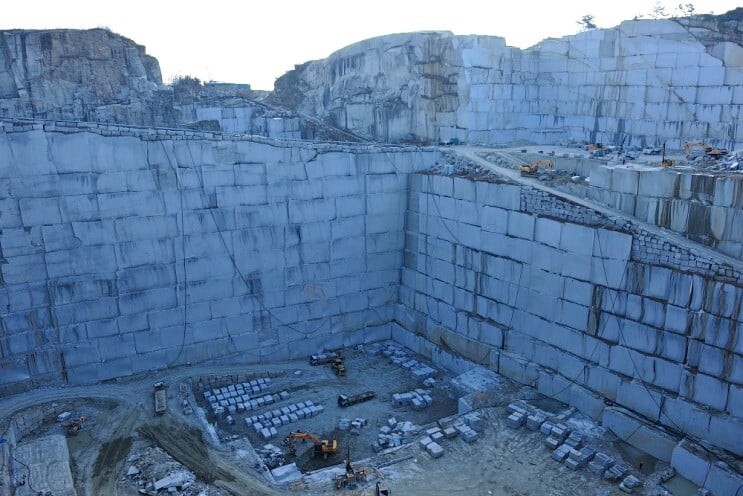 an optical illusionary quarry