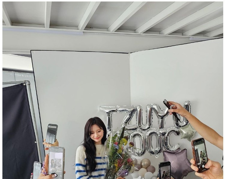 TZUYU gets photographed by the staff at every set