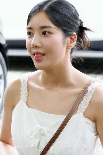 On the way to work, cool white sleeveless, super close-up real feeling Kwon Eunbi