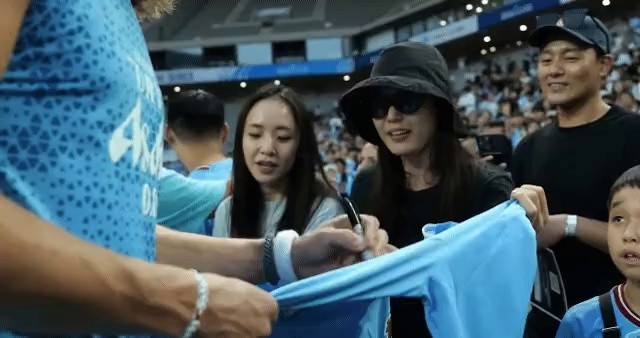 Jun Jihyun, who likes to receive Holland's autograph