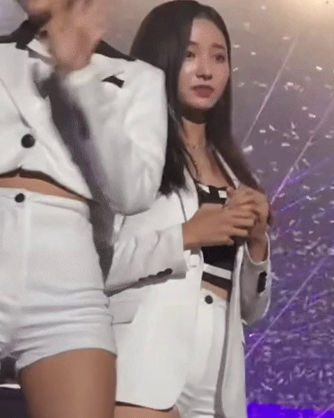 MOMOLAND's Yeonwoo's thighs from off stage
