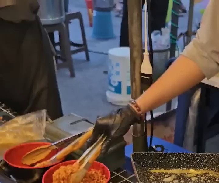 (SOUND)Malaysian street food using spicy chicken noodles