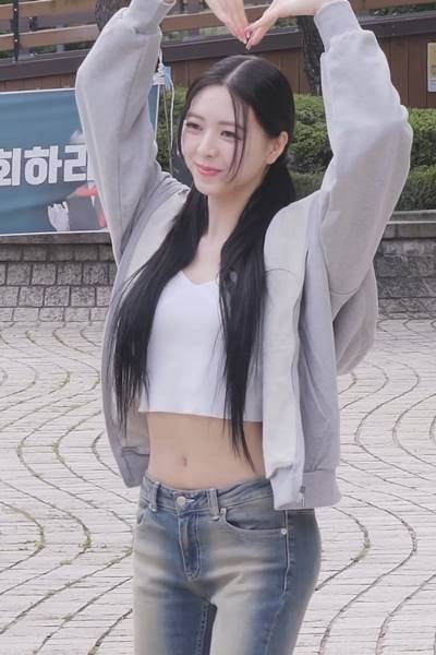 Jeans fashion ant waist belly button exposed ITZY YUNA