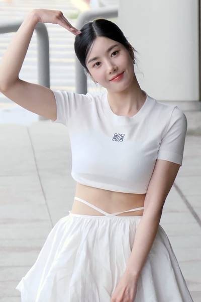 Kwon Eun-bi Airport Fashion Heavy Adhesive Cropped T-shirt