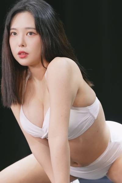 Model Hong Areum White Bikini Down Chest Bone
