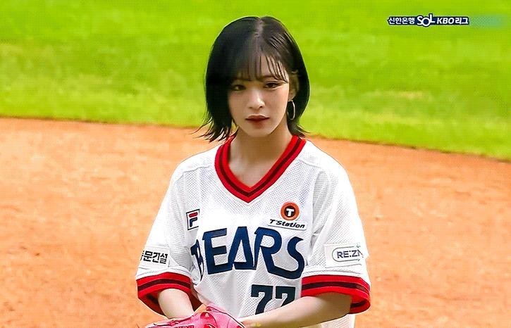 CHAEYOUNG throws the first pitch in jeans