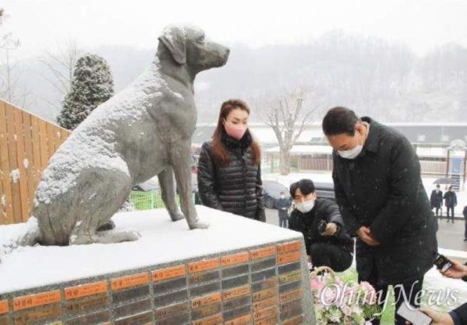 Yoon, who holds a memorial service for his father