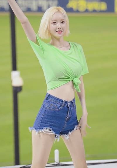 Cheerleader Seo Hyunsook, a beautiful woman with a bound fluorescent shirt and ankles