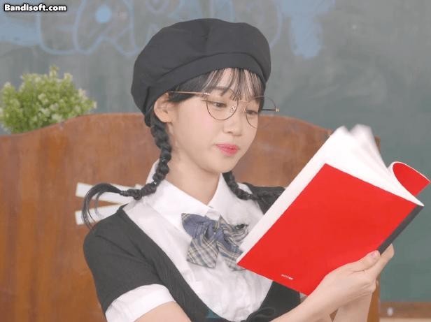 Kim Chaewon, a literary girl