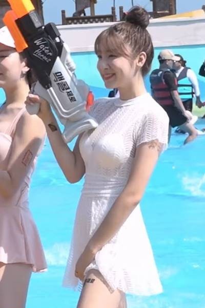 Ahn Ji-hyun, who shoots water guns, cheerleader, see-through dress feeling swimwear