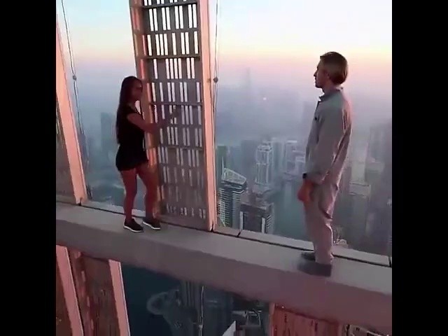 (SOUND)A man and a woman who take pictures in a dizzying way
