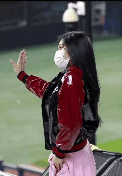 Youseuri cheerleader who raises her skirt