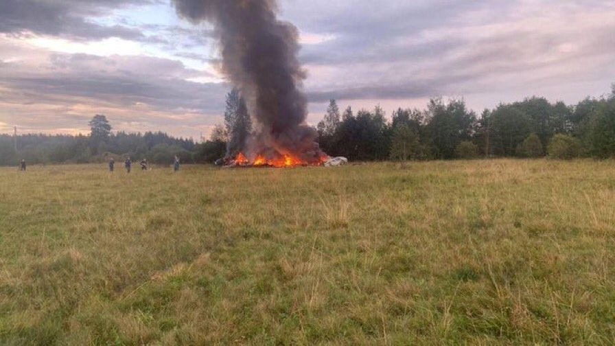 (SOUND)Wagner chief Prigozhin plane shooting down presumed footage and burning debris MP4