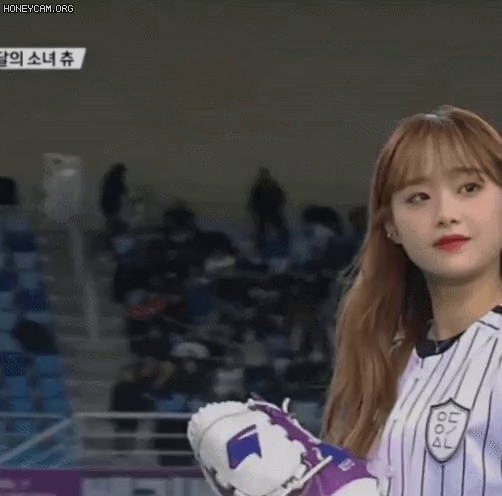 Chuu gives autographs to the catcher