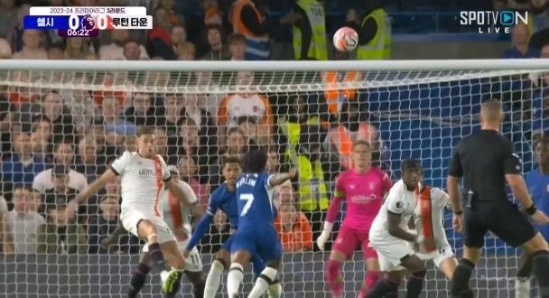 Chelsea vs. Luton Sterling's decisive open shot, but the keeper is completely frontal lol Shaking