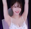 Yeon-bi is embarrassed by her armpit exposure