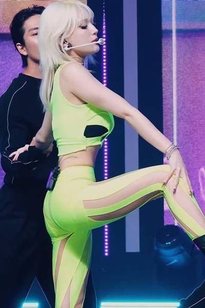Fluorescent leggings. Under-bub Jeon Somi