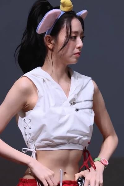 ITZY's Yuna is wearing training clothes for belly button exposure leaders